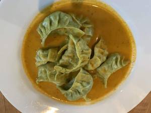 Veg schezwan momos [5 pieces]