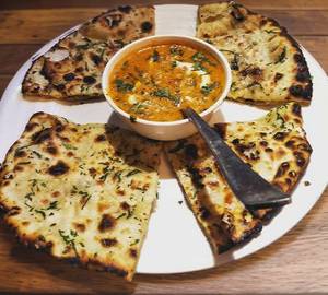 Cheese Naan With Gravy