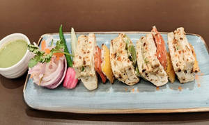 Kachhi Ambi Aur Hara Mirch Ka Paneer Tikka (4 Pcs)