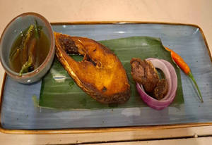 Ilish Maach Bhaja-kancha Sorsher Tel Diye (1 Pc)