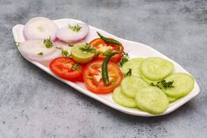 Onion with tomato salad