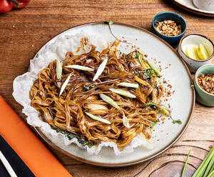 Phad Thai Noodles With Veg