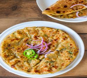 Aloo Butter Paratha With Pickle