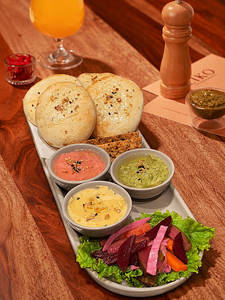 Hummus Pita Platter