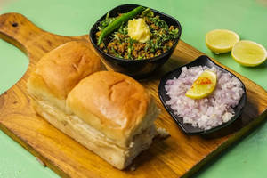 Pav With Chicken Keema