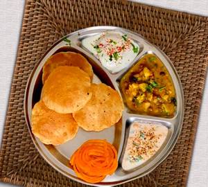 Breakfast Thali ( 5Pudi Sabji Raita Achar