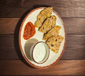 Aloo paratha with curd [1 piece]