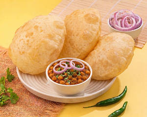 Chole Bhature (3 Pcs Medium)