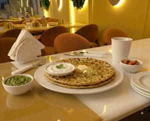 Aloo Pyaz Paratha With Bilona Makkhan