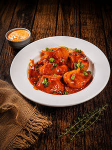 Veg Momos With Schezwan Sauce [6 pieces]