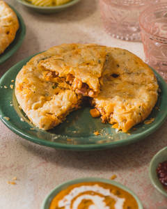 Butter Chicken Kulcha With White Butter, Dal Makhani & Tomato Murabba