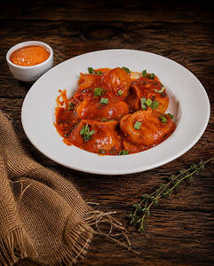 Chicken Momos With Schezwan Sauce [6 pieces]
