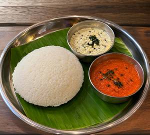 Idli (1P)+Coconut, Tomato Chutney