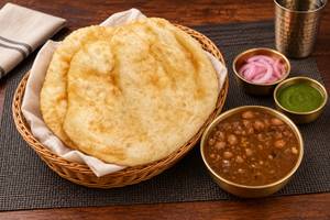 Chole Bhature (2 Pcs)