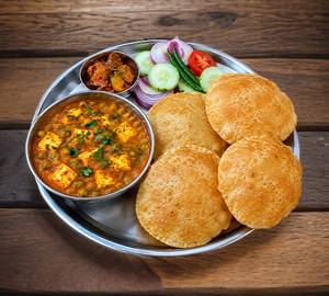 Matar Paneer With 4 Puri
