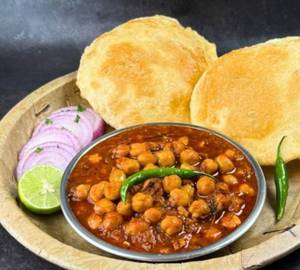 Chole & puri   [4 pc]