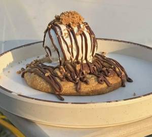 Skillet Cookie (with Icecream)