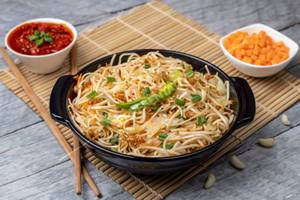 Chilly Garlic Noodles (Chicken)