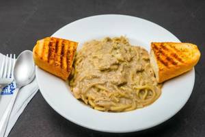 Spaghetti With Creamy Chicken & Mushroom Sauce