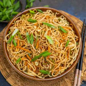 Veg Hakka Noodles half