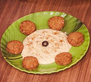 Hummus With Falafel
