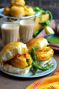 Jumbo Vada Pav
