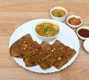 Hari Mirchi Paratha Thali