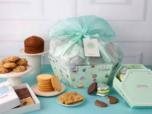 Customised Gift Hamper Basket (Eggless)