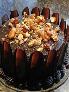 Almond Caramel Crunch Cake 1 Kg