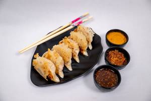 Spicy Chicken And Celery Pan Fried Momos (8pcs)