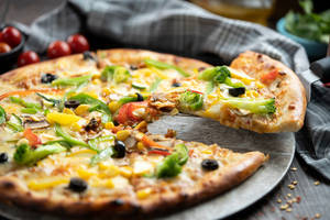 8 Slices Medium Fully Loaded Farm House Pizza(10inches)+ 200ml cool drink