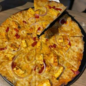 Paneer Tikka And Paprika Pizza