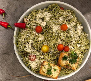 Spaghetti In Pesto With Broccoli & Olives
