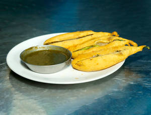 Bharwa Aloo Mirchi Ka Pakoda 