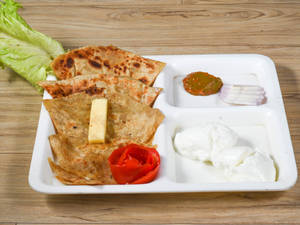 Aloo Parantha With Pickle & Curd (2 Pcs)