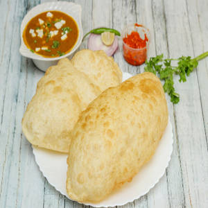 Chole & Bhature (2Pcs)