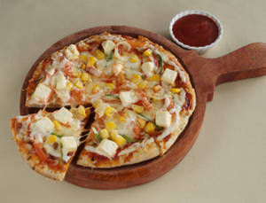 6 Slices Medium Tandoori Paneer Pizza+ 200ml cool drink