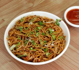 Hakka Noodles (750 ml box )