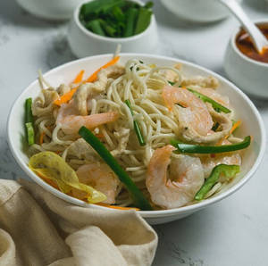 Wok Tossed Hakka Noodles Non-veg