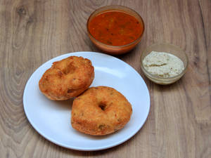 Medu Vada (With Sambar & Chutney) (2pc)
