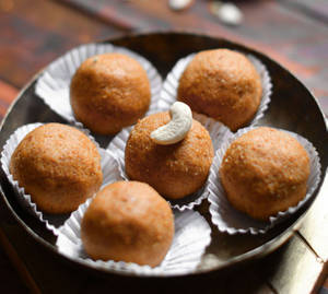 Besan Laddu