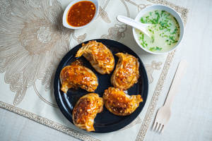 Chicken momo pan fry in hot garlic sauce