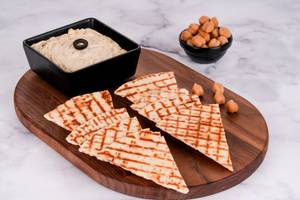 Hummus With Toasted Pita Bread
