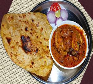 Chicken masala with Tikona paratha