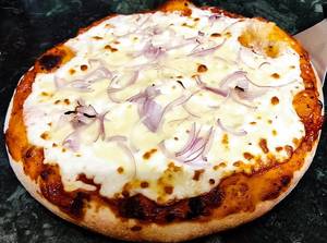 Single cheese onion pizza