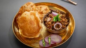 Kake de chole bhature                     