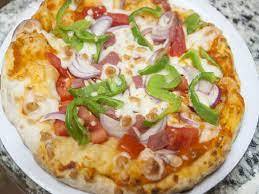 Onion and tomato pizza