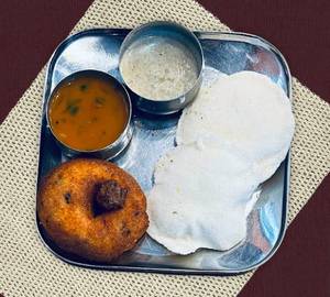 Idly vada (2 pieces idly 1 piece vada)