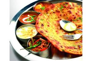 Dal Lasooni Parantha Thali