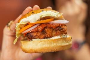 Schezwan Allo Crunch Burger